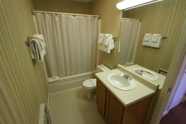 Bathroom 4, Cold Spring Plymouth Resort, Grafton