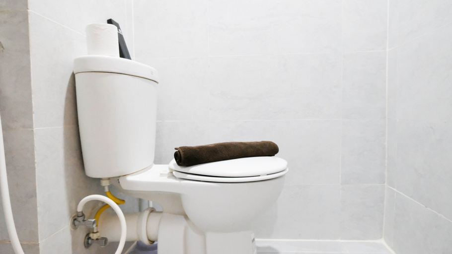 Bathroom 5, Best Choice Studio Apartment at Taman Melati Surabaya By Travelio, Surabaya