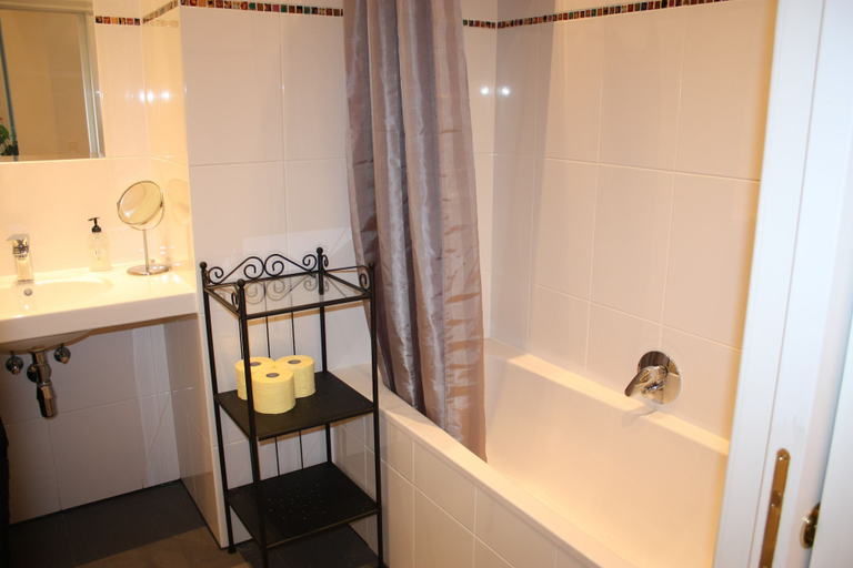Bathroom 2, GoVienna Opera Apartment, Wien