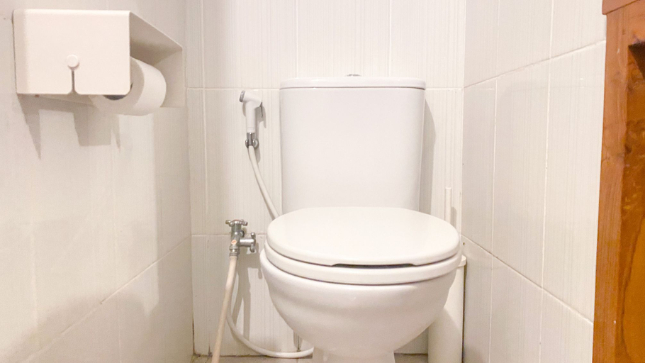 Bathroom 5, Modern and Cozy Stay 1BR at Tamansari Semanggi Apartment By Travelio, Jakarta Selatan
