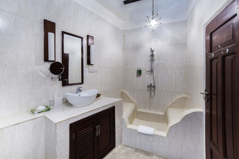 Bathroom 4, Maru Maru Hotel, Mjini