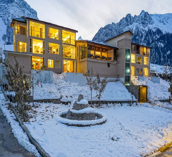 Exterior & Views
