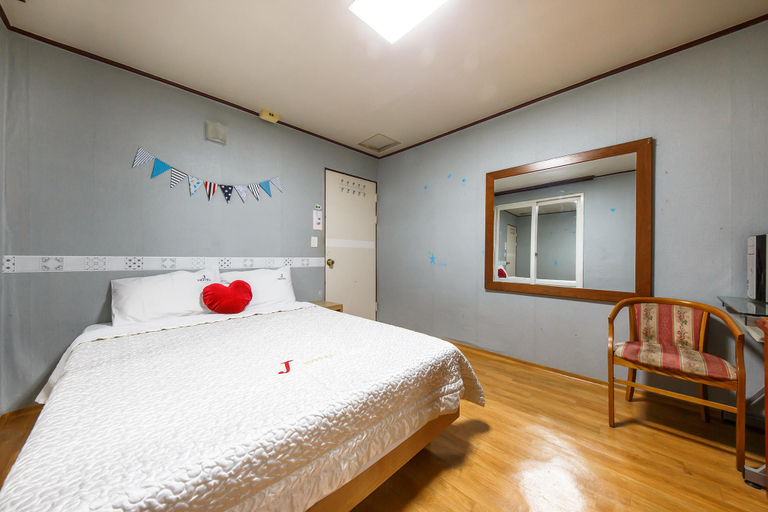 Bedroom, Yeosu Hak-dong J, Yeosu
