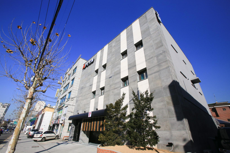 Exterior & Views