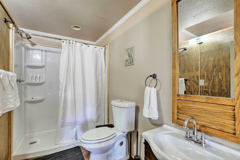 Bathroom, Granbury Studio - 10 Mins From Town + The Lake!, Hood