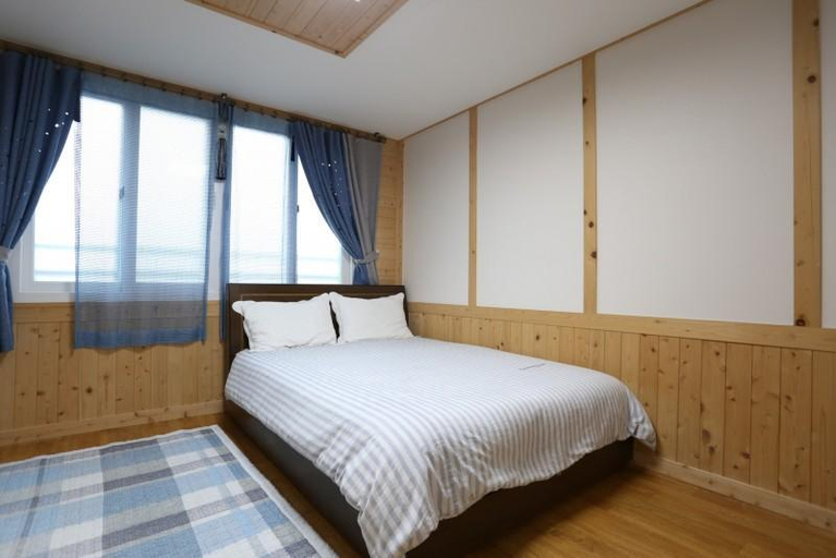 Bedroom 2, Seogwipo Jungmun Oreum Scenery, Seogwipo