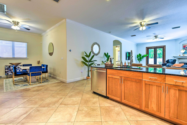 Food & Drinks, Sunny Sarasota Abode w/ Yard ~ 1 Mi to Dtwn!, Sarasota