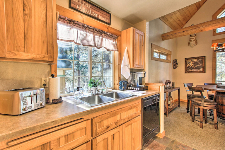Others 5, Klamath Falls Cabin Retreat w/ Deck & Grill!, Klamath