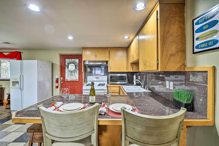 Food & Drinks 3, Spacious Apartment on Lake Sawyer w/ Fireplace!, King