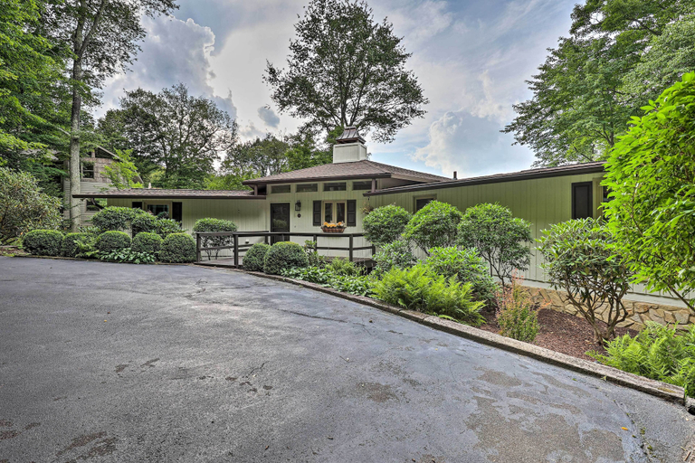 Exterior & Views 2, Sugar Mountain Escape w/ Deck & Mountain Views!, Avery