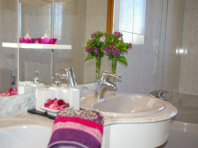 Bathroom 4, Caricuao, Baleares