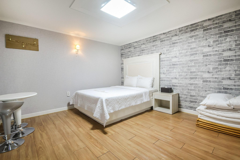 Bedroom 2, Muan White House Hotel, Muan