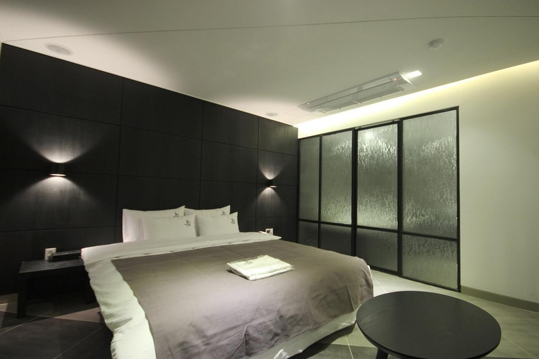 Bedroom 2, Busan Dadaepo Yuwol, Saha