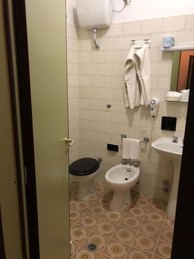 Bathroom 5, Hotel Peschici, Foggia