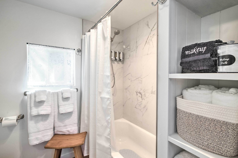 Bathroom 4, Quaint 'Sur La Mer' Cottage w/ Deck, Fire Pit, Clatsop