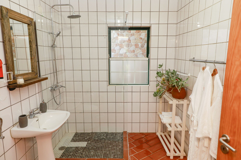 Bathroom 4, Quinta Camarena, Santiago do Cacém