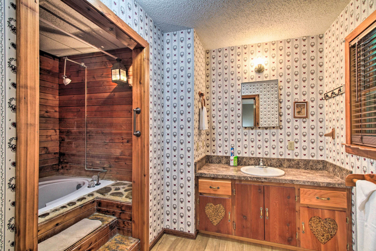 Bathroom 3, Pet-friendly VA Home ~ 30 Mi to Shenandoah NP, Augusta