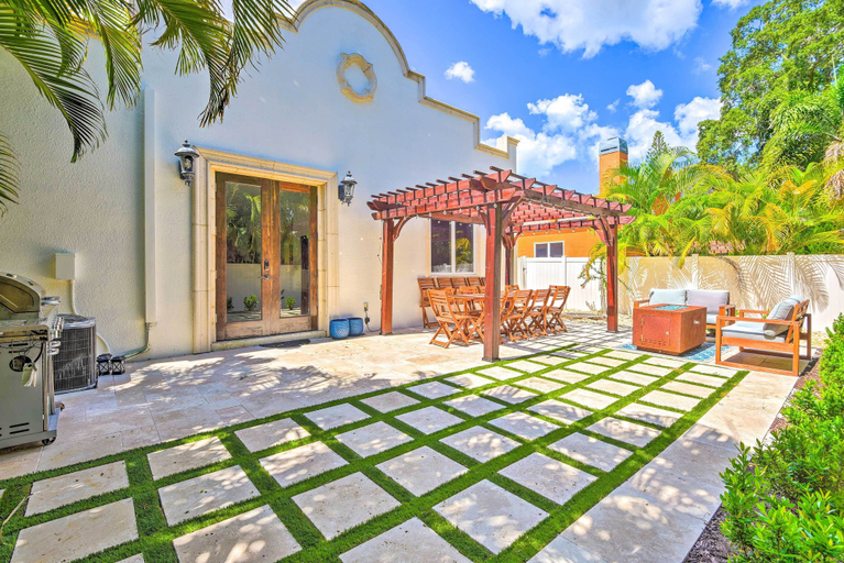 Exterior & Views 1, Sunny Sarasota Abode w/ Yard ~ 1 Mi to Dtwn!, Sarasota
