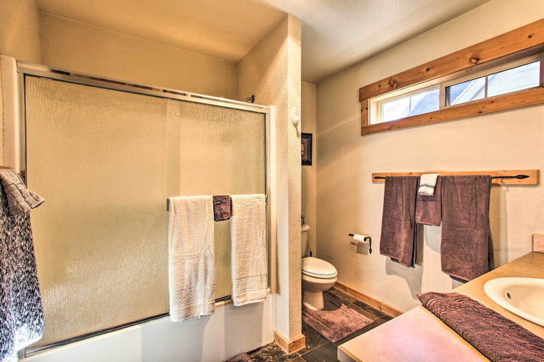 Bathroom 3, Klamath Falls Cabin Retreat w/ Deck & Grill!, Klamath
