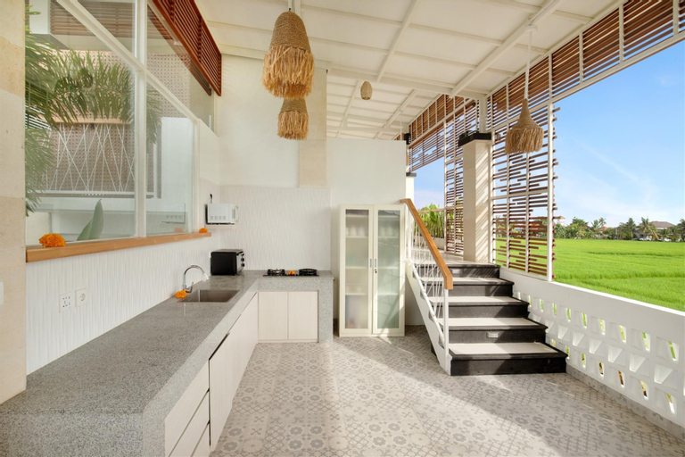 Exterior & Views 13