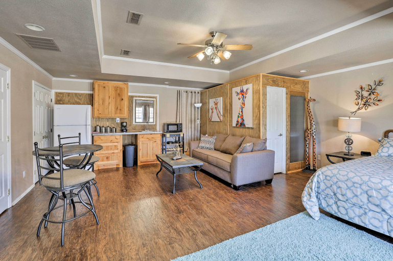Bedroom 2, Granbury Studio - 10 Mins From Town + The Lake!, Hood