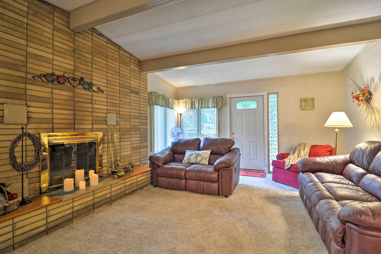 Others 4, Roscommon Cabin w/ Fire Pit: Walk to Higgins Lake!, Roscommon