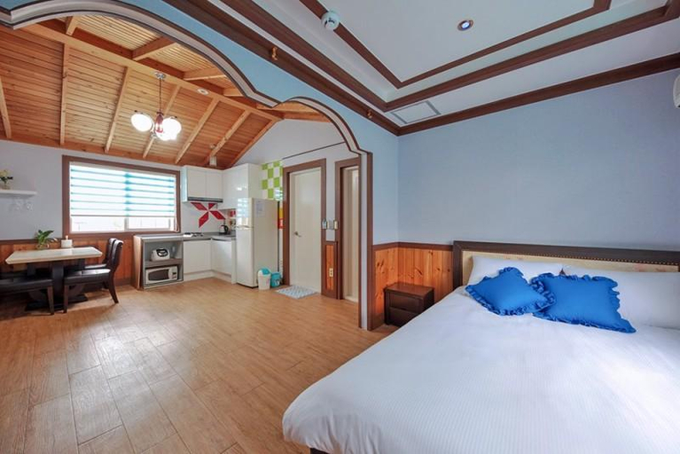 Bedroom 2, Taean (Anmyeondo) Kkotji White Pension, Taean