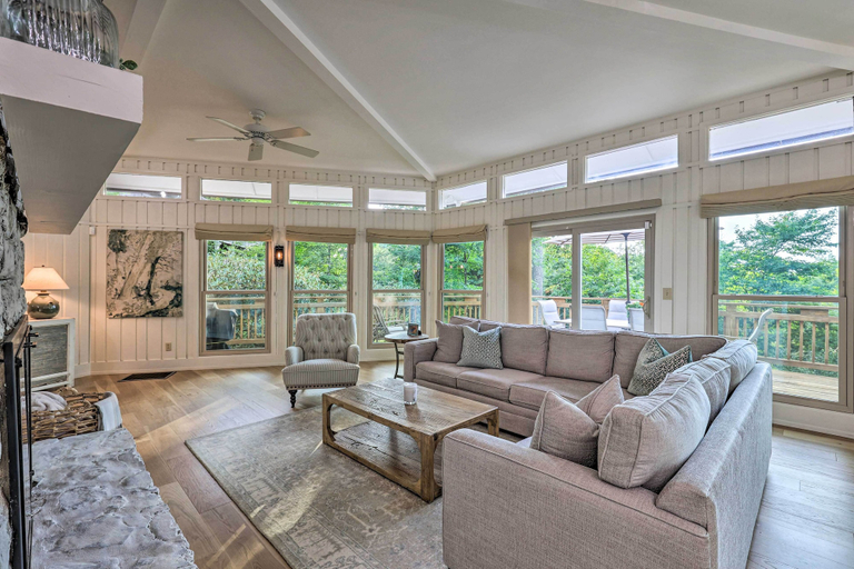 Others 5, Sugar Mountain Escape w/ Deck & Mountain Views!, Avery