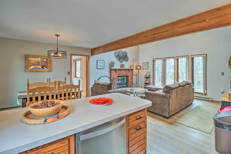 Others 4, Private Spa, Fire Pit & Deck: Poconos Home!, Monroe