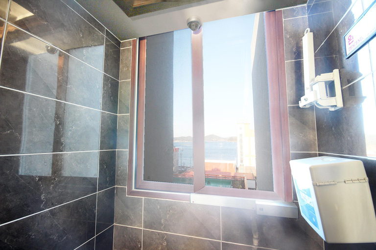 Bathroom, Tongyeong The Syap, Tongyeong