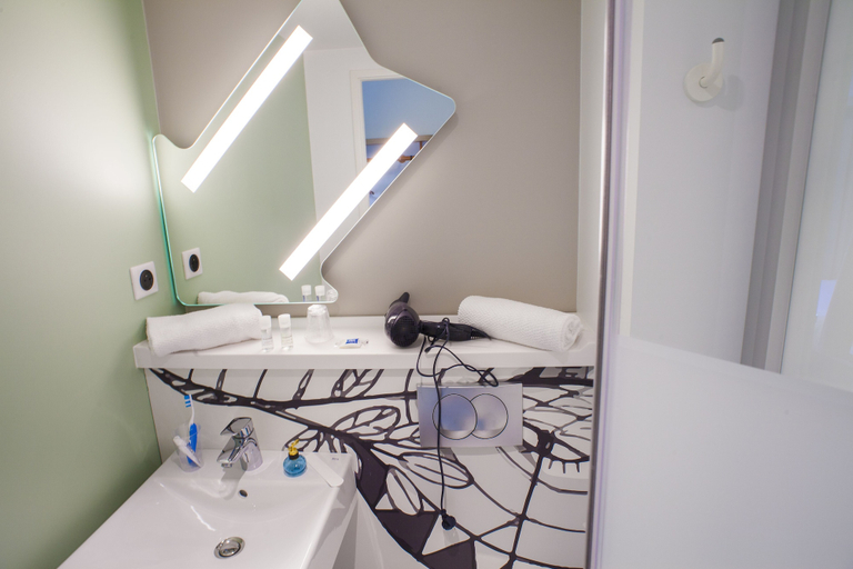 Bathroom 5, ibis budget Bordeaux Lormont, Gironde