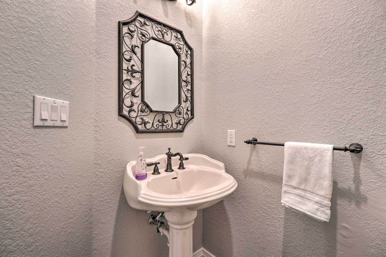 Bathroom 4, Lake LBJ Waterfront Vacation Rental!, Burnet