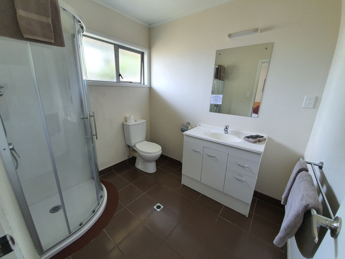 Bathroom 5, Ocean Inn Motel, Waitakere