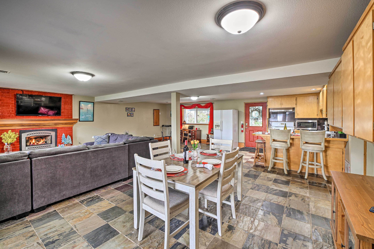 Food & Drinks 4, Spacious Apartment on Lake Sawyer w/ Fireplace!, King
