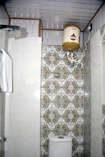 Bathroom 2, Hotel Chandra Inn, Varanasi