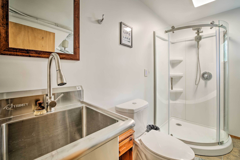 Bathroom 2, Spacious Apartment on Lake Sawyer w/ Fireplace!, King