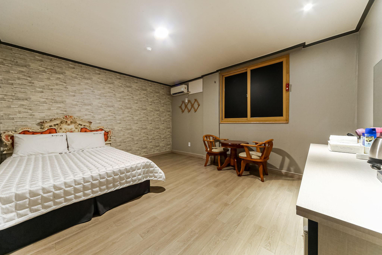 Bedroom 2, Busan Dadaepo Romance, Saha