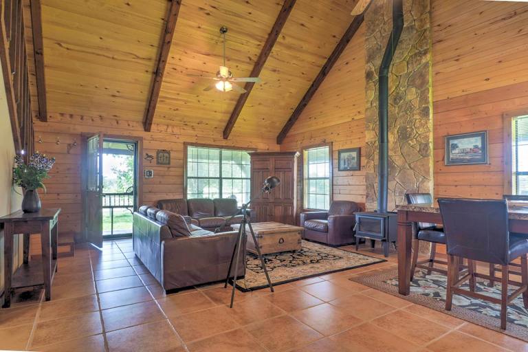 Others 4, On Farm: Rustic Carmine Log Cabin w/ Porch!, Washington