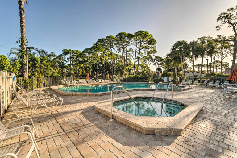 Sport & Beauty 5, Sarasota Villa w/ Pool Access ~ 4 Mi to Beach!, Sarasota