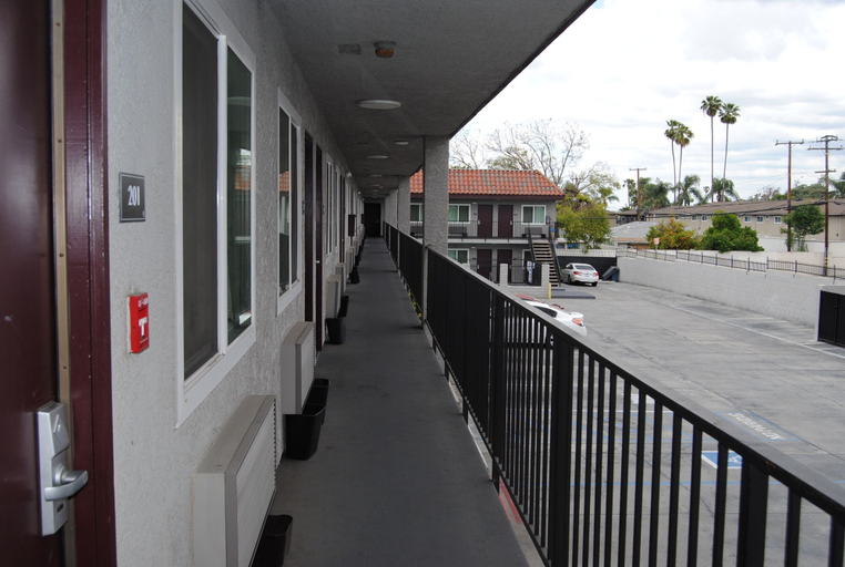 Others 5, La Puente Inn, Los Angeles