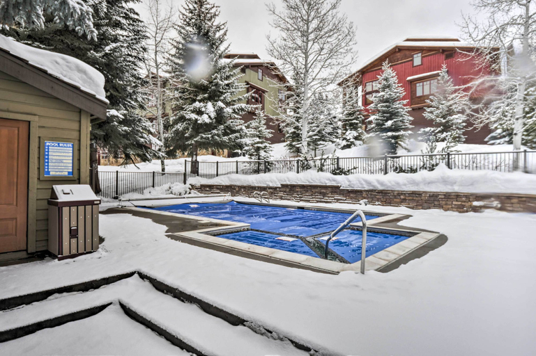 Sport & Beauty 3, Upscale Condo w/ Balcony < 1/2 Mi to Ski Resort, Routt