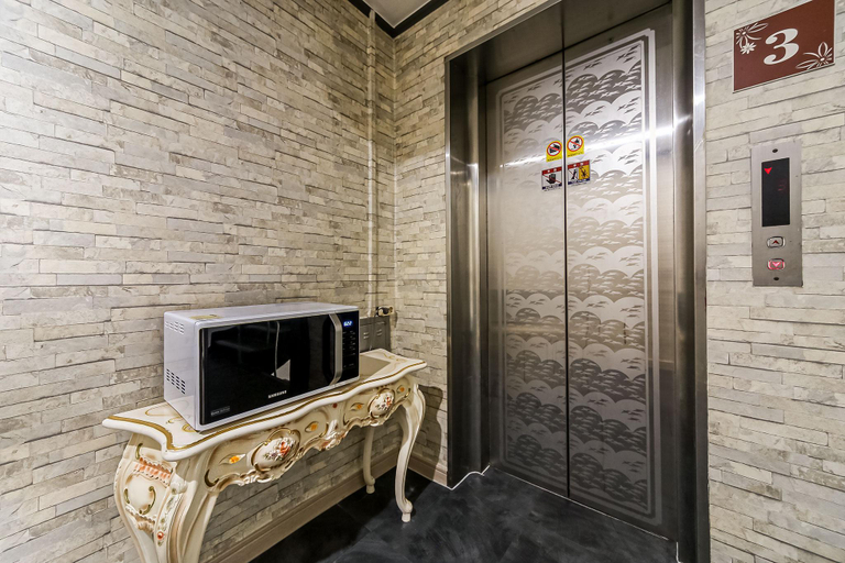 Bathroom, Busan Dadaepo Romance, Saha