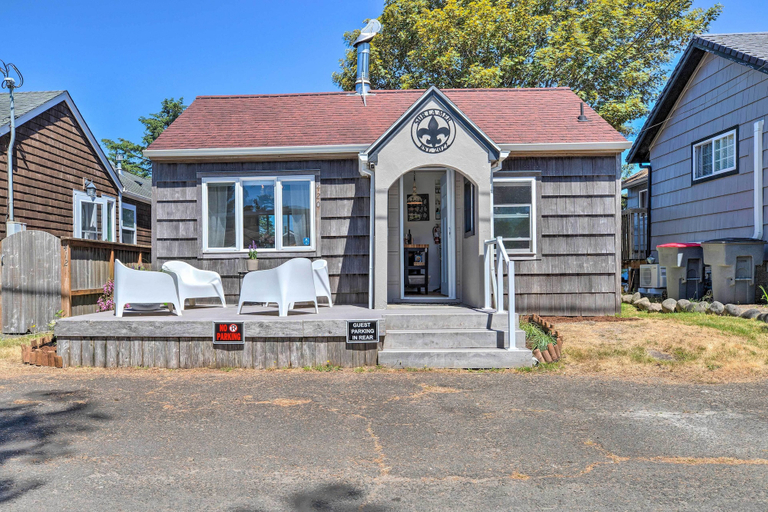 Exterior & Views 2, Quaint 'Sur La Mer' Cottage w/ Deck, Fire Pit, Clatsop