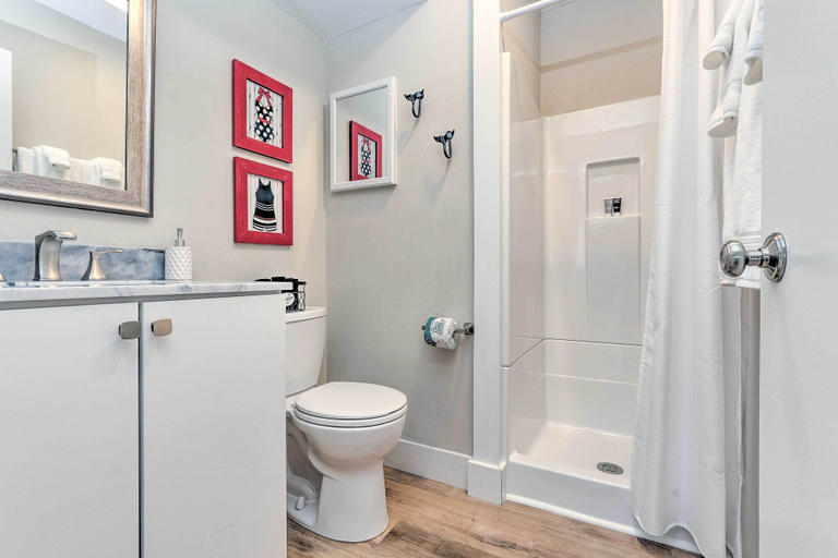 Bathroom 5, Family-Friendly Hilton Head Villa: Walk to Beach, Beaufort