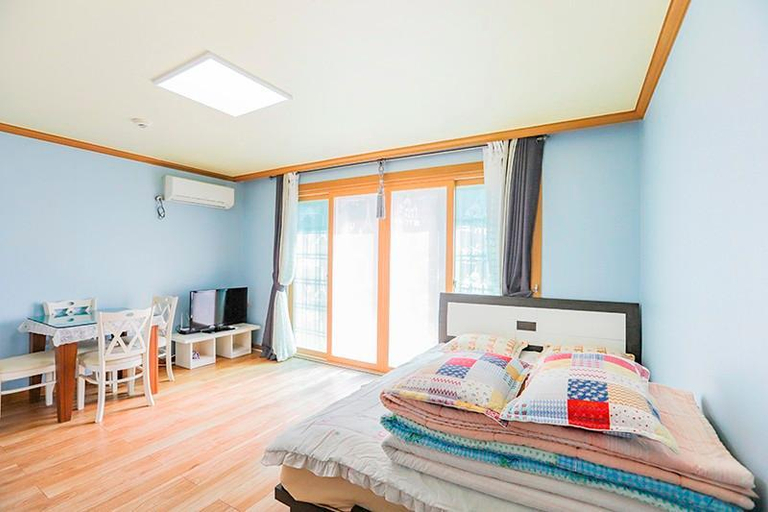 Bedroom 2, Tongyeong Santa Lucia Pension, Tongyeong