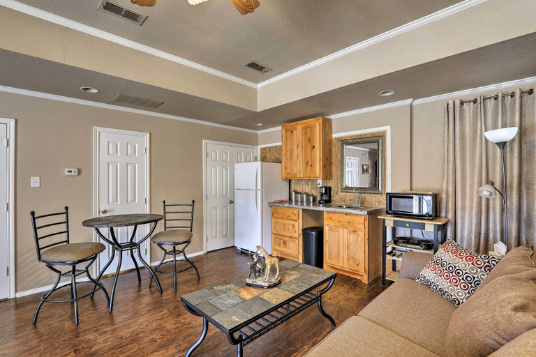 Others 4, Granbury Studio - 10 Mins From Town + The Lake!, Hood