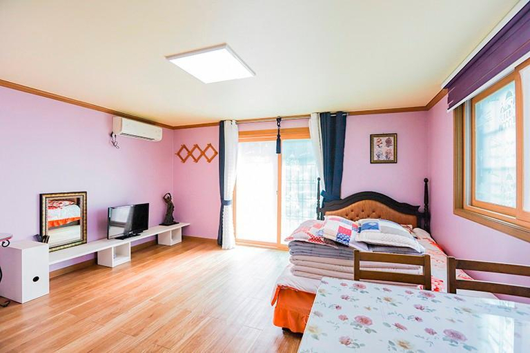 Bedroom 4, Tongyeong Santa Lucia Pension, Tongyeong