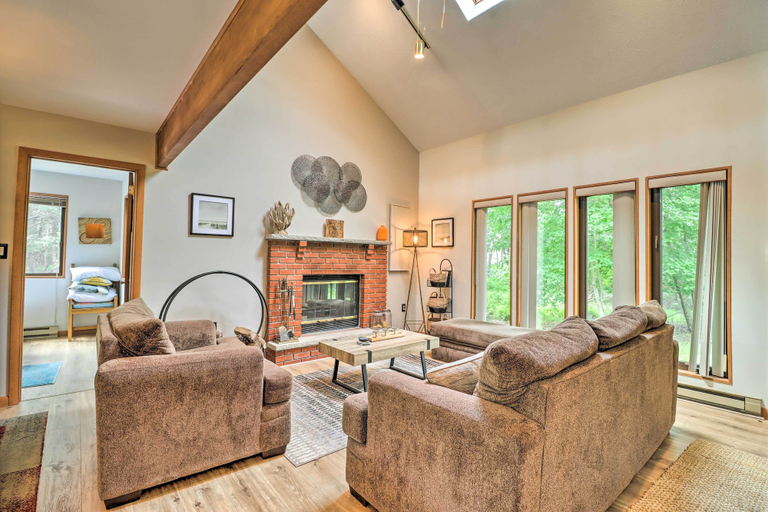 Others 5, Private Spa, Fire Pit & Deck: Poconos Home!, Monroe