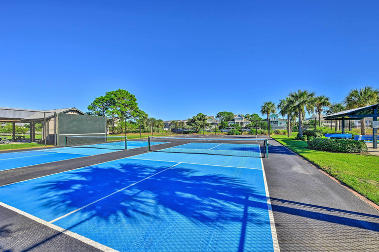 Sport & Beauty 3, Harbor Island Condo with Deck - Steps to Beach!, Beaufort