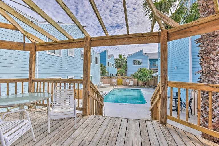 Sport & Beauty 1, Padre Island Condo with Pool Access - Walk to Beach!, Nueces